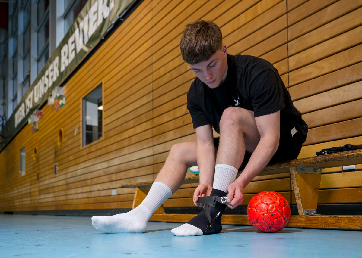 Handball ankle support with adjustable straps