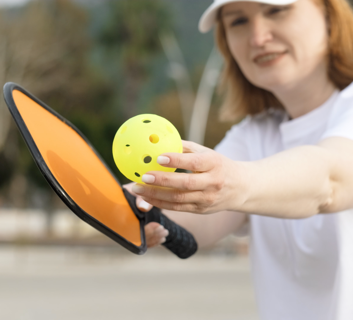 Frau schlägt beim Pickleball auf