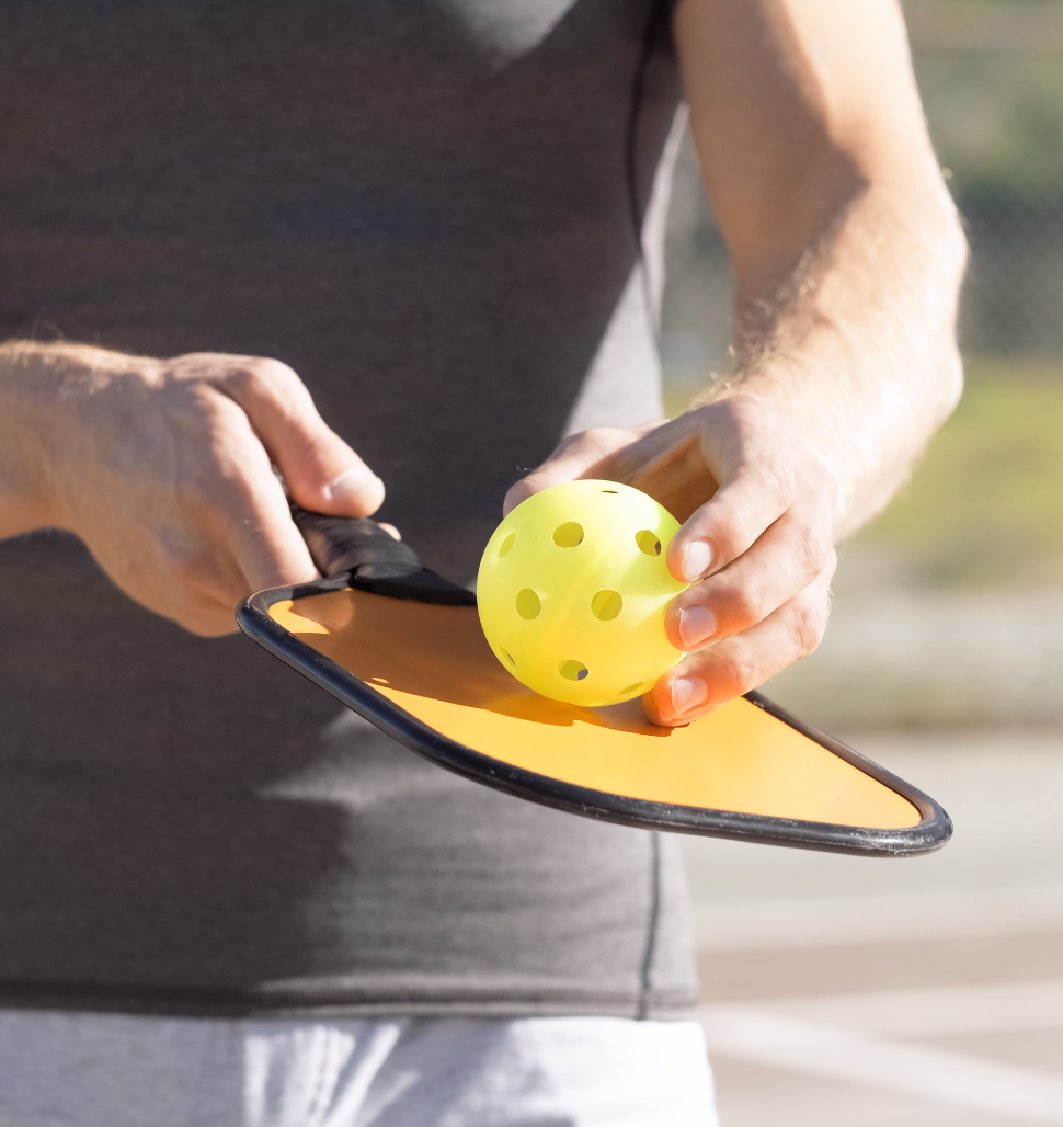 Mann schlägt beim Pickleball auf